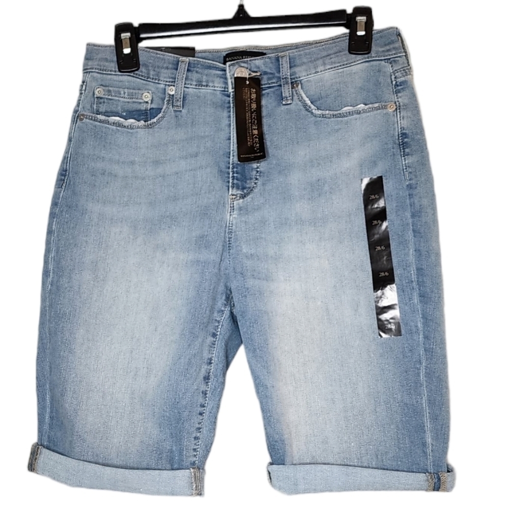NWT Banana Republic highrise 10" lightwash jean shorts. Size 28.